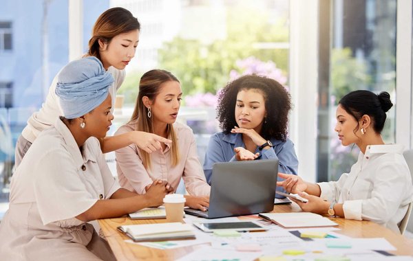 Comment une entreprise de technologie vestimentaire peut-elle utiliser les réseaux sociaux pour tester l'intérêt pour un nouveau produit ?