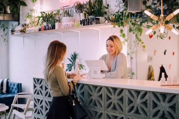 Comment les marques de nourriture pour animaux peuvent-elles utiliser les témoignages clients dans leur marketing de contenu ?